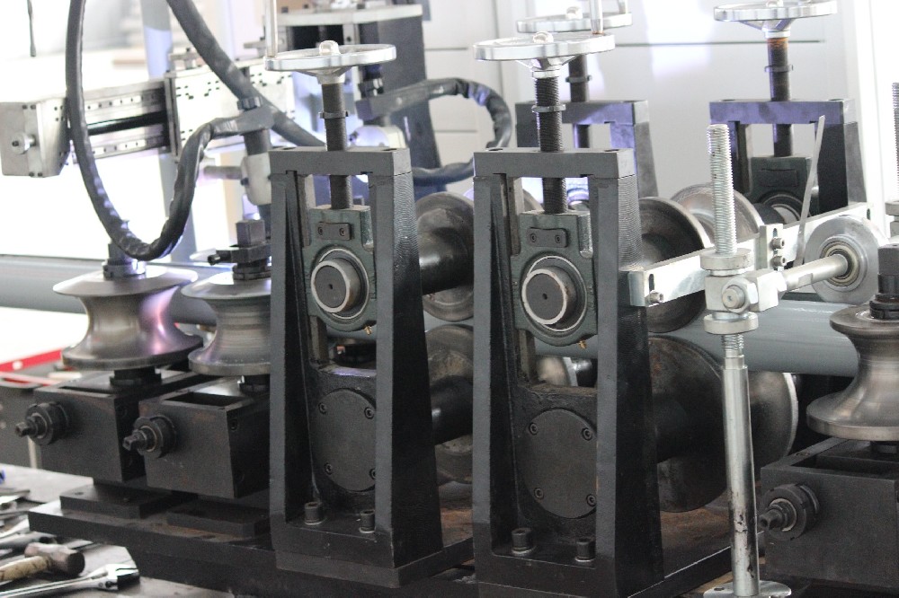 將鋼帶輥壓成型為鋼管